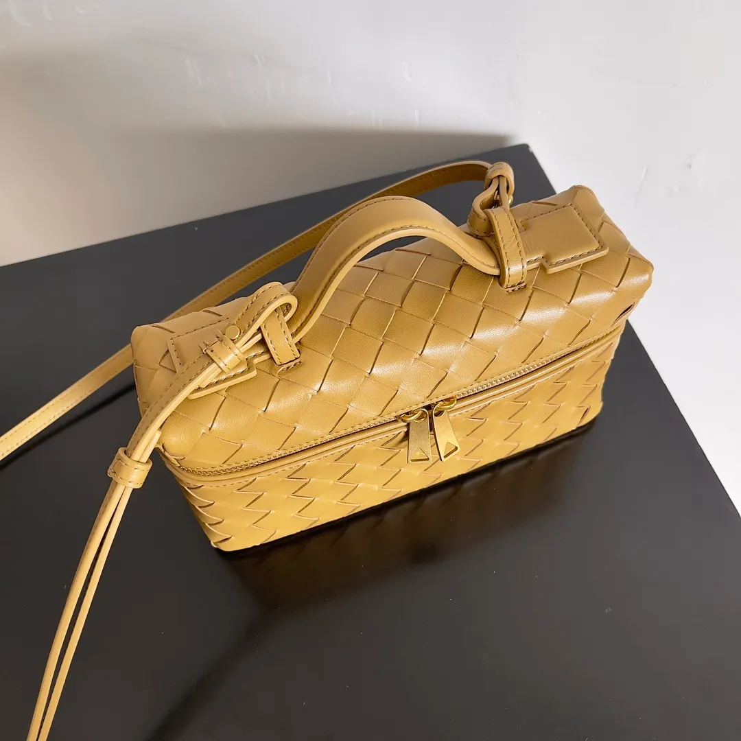 Batch 1360 Bottega Veneta 24 spring and summer woven zipper crossbody bag. A crossbody bag that can be used as a cosmetic bag. The exquisite weaving and compact body are an indispensable accessory for the upcoming summer. The double zipper also better protects the bag. It has a large capacity. If you like it, don’t miss it. Style number: 789109 Size: 22*12.5*5cm